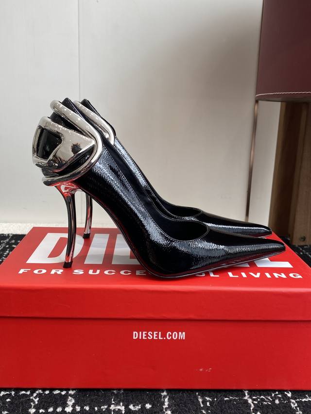 代购级 Diesel 26新款 D字扣 高跟尖头 单鞋 Diesel今年设计太绝啦 这季颠覆了传统的设计，打造了一场叛逆又充满趣味的大秀，经典鞋型勾勒性感魅力