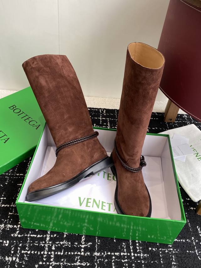 代购级短靴430高靴 Bottega Veneta Bv一脚蹬时尚 短靴 骑士靴 太酷了 一眼就爱上，这双绳结靴必须锁死 经典绳结编织缠绕靴身，搭配标志性三角金