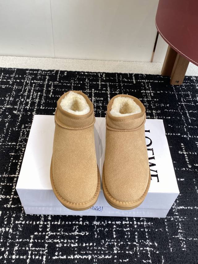 代购级 Loewe 25Ss 秋冬 罗意威 也有自己的雪地靴了！ 罗意威皮毛一体靴俺就说能保暖还能这么轻这么软乎的靴子也只能是罗意威了吧羊皮毛一体的材质 在百年
