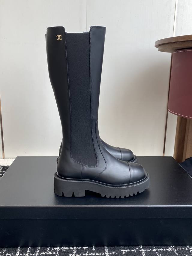 东莞代购级短靴730 高靴 官网同步盒包装 Chanel 25K新款切尔西 短靴 长靴 骑士靴 秋冬走秀款 上脚特显腿型百搭 任何仙女都可以轻松驾驭 进口小牛皮