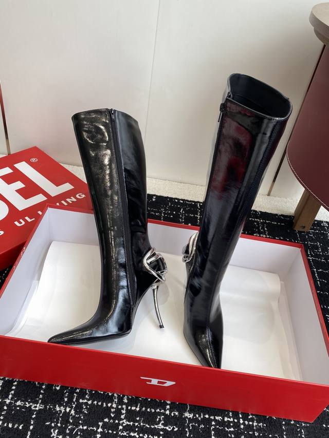 代购级 Diesel 25S 秋冬经典高跟高筒长靴 超高品质原版开发、无论是楦型、线条、细节、一点一滴都与原版零差距、只追求完美、拉链设计便于穿脱 高跟新元素已