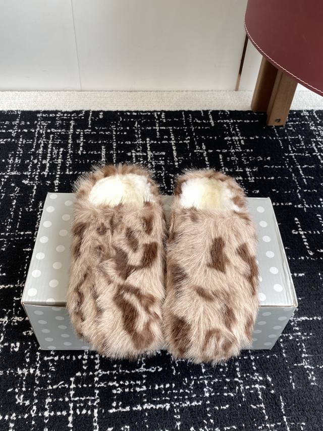 代购级 勃肯_包头 毛毛拖鞋 Birkenstock毛毛鞋加绒软木拖鞋外穿Arizona系列 万年经典勃肯强势推出，一个品牌就是一个鞋子类型，其构造鉴于人体工学