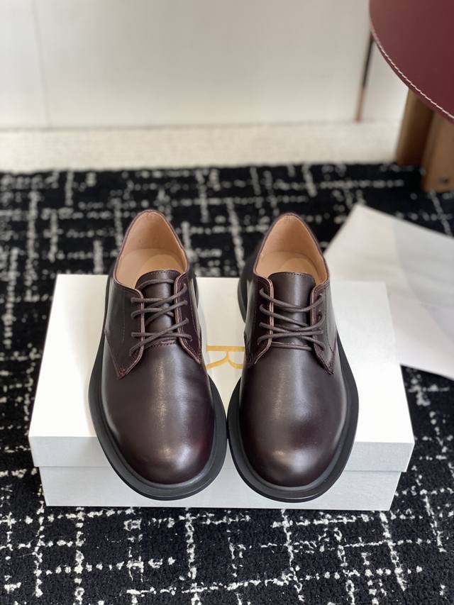 东莞代购级 The Row 新款系带圆头小皮鞋 美貌与实用并存之余还舒服充满复古英伦风的美拉德比鞋 ，首先就是给人一种很帅气英伦复古的感觉 说白了就是一双充满英