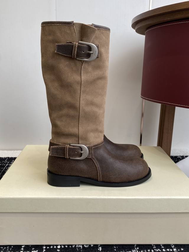 代购级 Unfolio 25秋冬新款搭扣堆堆靴 骑士靴 称之为今年最好看的堆堆靴，毫不过分，复古百搭，慵懒简约 鞋面采用进口牛皮 牛反绒，羊皮内里，意大利进口注