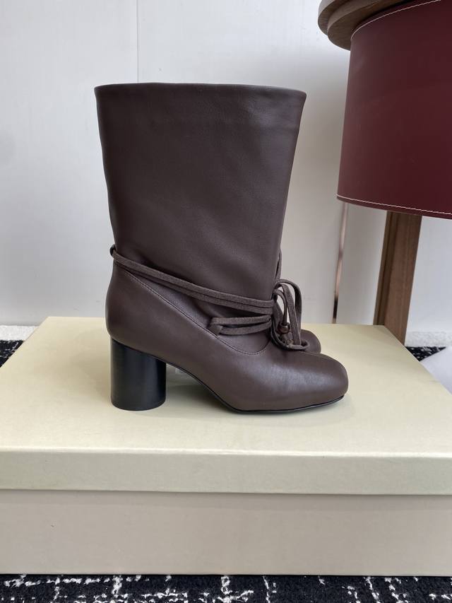 代购级 Unfolio 25秋冬新款 粗跟 做旧短靴 称之为今年最好看的短靴，毫不过分，复古百搭，慵懒简约 鞋面采用进口牛皮 牛反绒，羊皮内里，意大利进口注塑大