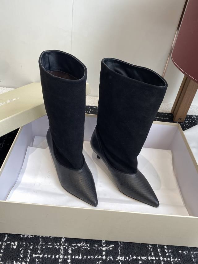 代购级 Unfolio 25秋冬新款 小猫跟 尖头短靴 称之为今年最好看的短靴，毫不过分，复古百搭，慵懒简约 鞋面采用进口牛皮 牛反绒，羊皮内里，意大利进口真皮