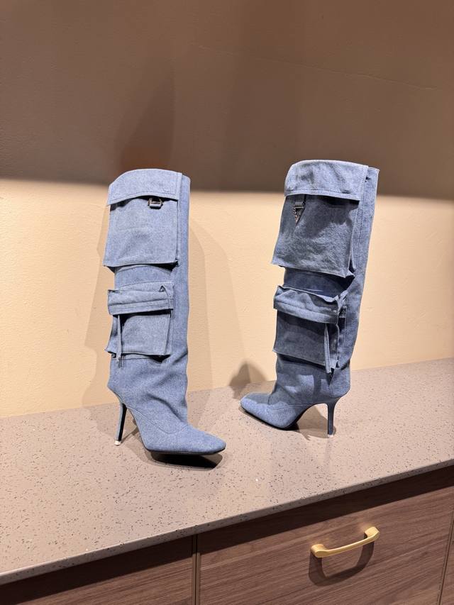 Theattico2025秋冬系列方头牛仔口袋靴 一比一原版本打造，你所见到的最好版本本 “Attico”在意大利语中是阁楼的意思 完美彰显奢华气息与时尚韵味