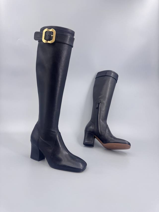 最高版本出厂 Miumiu25春夏 走秀款粗跟弹力长靴 三色 各路明星订货会试穿订购火爆超级休闲百搭闭眼入都是不会后悔 Zp开发订制真正对版大底 鞋面：定制进口