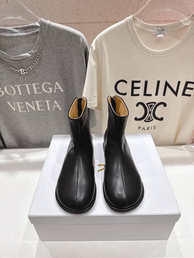 高版本出厂 The Row 2025Ss秋冬爆款平底简约短靴及裸靴 非常舒服的小矮靴，极简设计理念，版型显瘦好穿颜值与实用性并存 鞋面：进口小牛皮 内里：水染牛