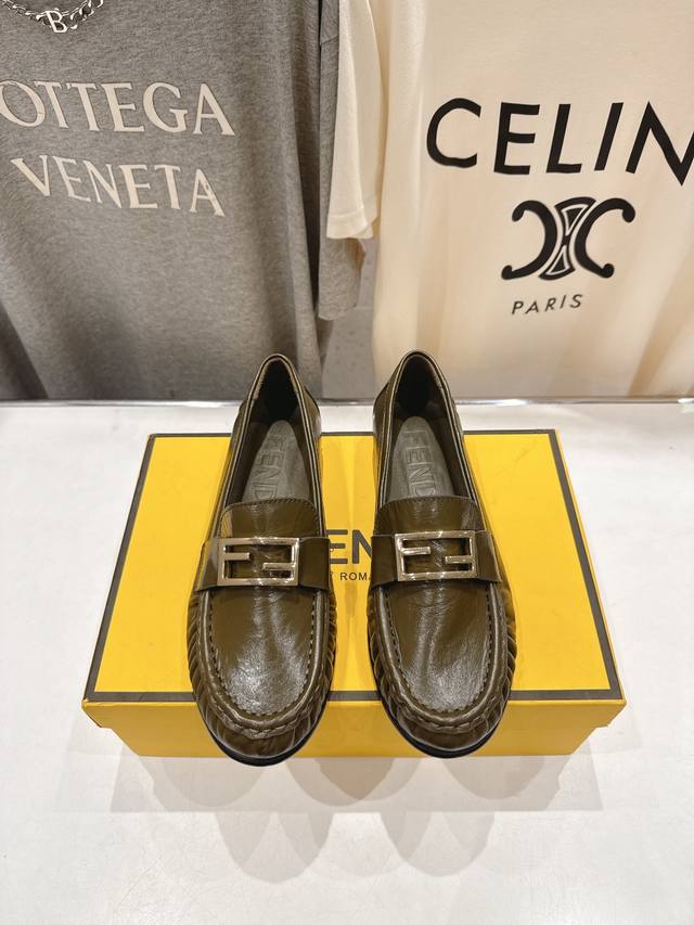 高版本出厂 Fendi 芬迪F013 2026Ss早春新款搭扣乐福鞋休闲鞋单鞋 经典扣饰自带贵气Buff，踩上脚秒变精致女人，通勤约会都百达，橄榄绿好特别，时尚