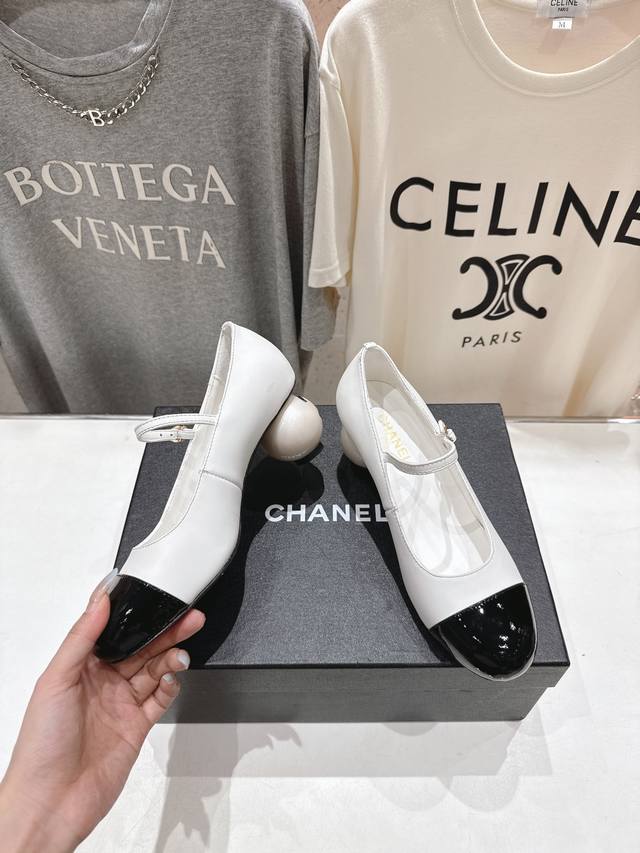 高版本出厂 Chanel 香奈儿小香F013 2026Ss早春新款圆球跟玛丽珍高跟鞋时装单鞋 简直是时尚作弊器！复古廓形+标志性双C球跟，黑皮质感拉满，穿它出街