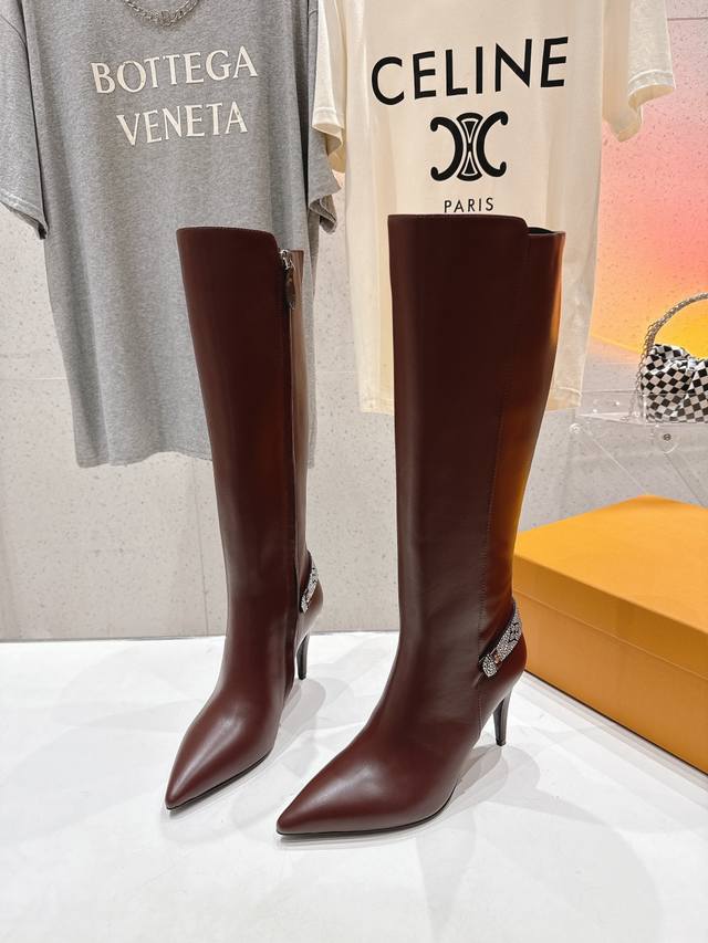 高版本出厂 Louis Vuitton 25Ss Lv驴牌秋冬新款高跟长靴 楦型百搭瘦脚Yyds.造型立体饱满，气质满满 上脚舒适 非常复古风、气场十足，加原版