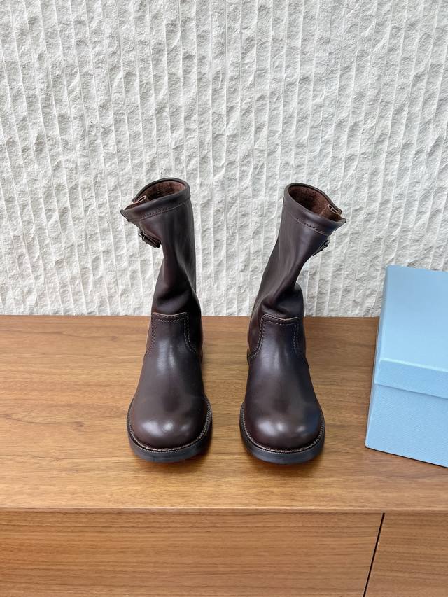 G100 prada 普拉达 25Ss秋冬新款 复古 西部牛仔靴 时尚机车马丁靴，独到味道，人人都爱也轻松驾驭 每年都会爆.还有就是百搭经典的鞋楦，足以征服你，