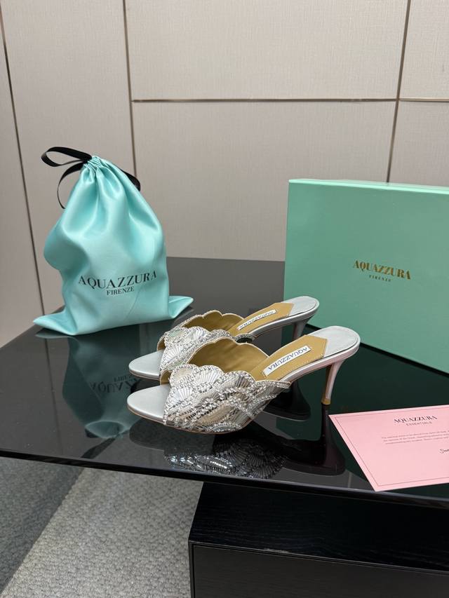 Aquazzura大菠萝亮片装饰激光高跟鞋 2025春夏最新款蝴蝶装饰粗跟凉鞋 上脚超级有气质 既简洁又时髦 太闪太美啦 美出出新高度！ 交叉设计，时尚感满满