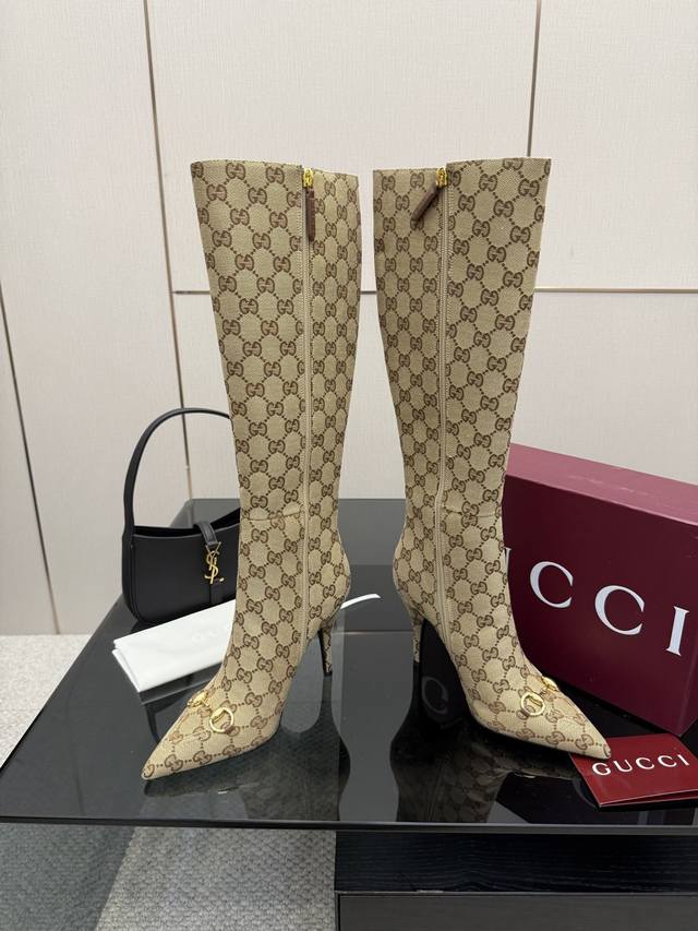 皮面 布面 Gucci 经典爆款秋冬尖头链条高跟短靴！ 今年最不能错过的一双靴子！整体楦型流畅秀气，精致百搭又不失时髦感谁还没有冲啊 面料采用进口小牛皮，布料