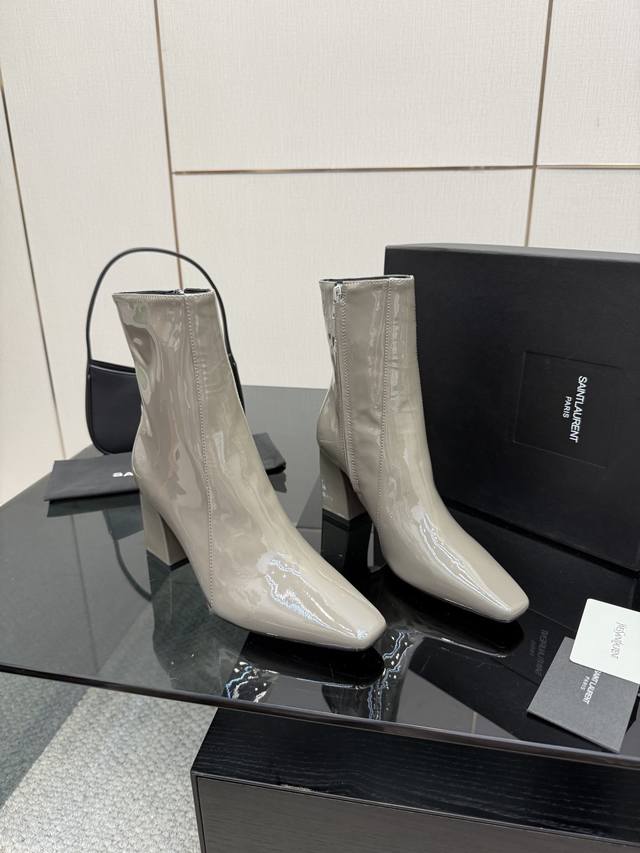 Ysl 圣罗兰Ss2025秋冬新品时装靴 各种小裙子搭配起来 完全不挑脚型哦 面料：漆皮 内里：羊皮 大底：真皮大底 码数：35-41 40、41、定制