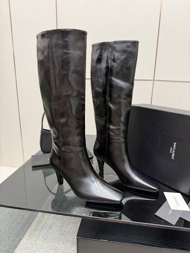 Ysl 圣罗兰Ss2025秋冬新品时装靴 各种小裙子搭配起来 完全不挑脚型哦 面料：牛油皮 内里：羊皮 大底：真皮大底 码数：35-41 40、41、定制