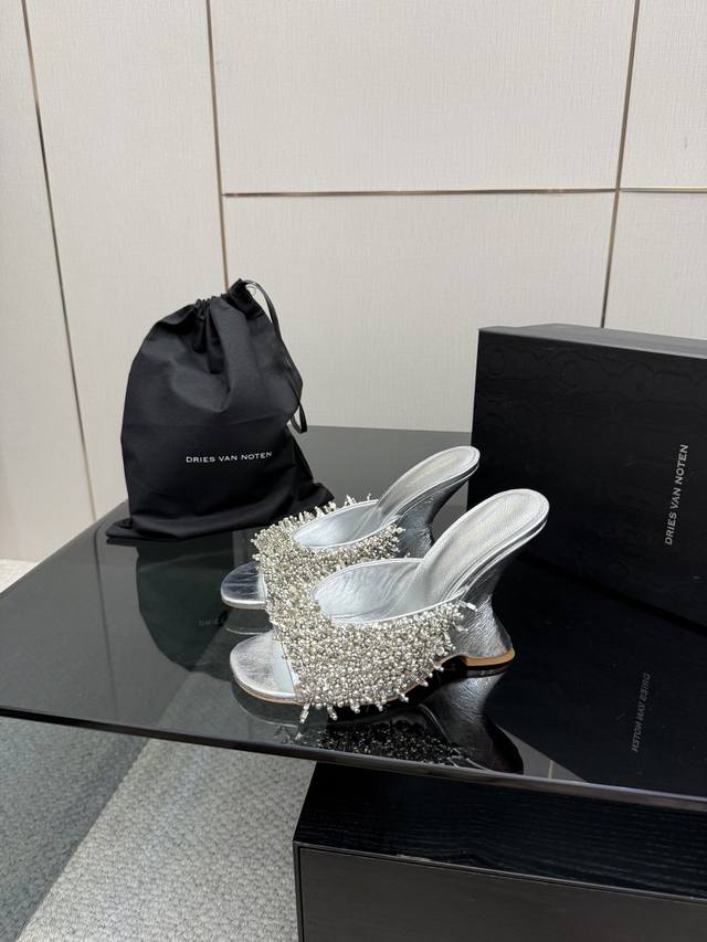40Cm: Dries Van Noten 25Ss 新款钉珠女鞋 每一双都美的像艺术品 上脚一定是非常瞩目的单品 仙女们可以冲 当代女性应该自己拥有的“水晶鞋