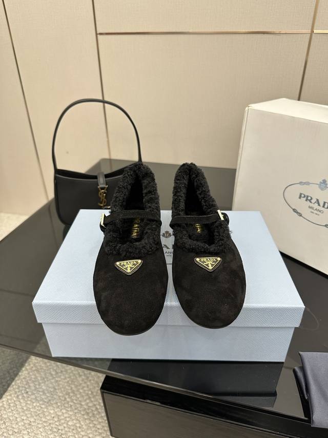 普拉达25火爆玛丽珍鞋 各路博主纷纷亮出 定制进口绵羊皮超级舒适柔软时髦得来又能唤醒夏日缤纷 一点都不挑人又可以搭配黄金搭配 无敌百搭 买就对了 100%Y版开