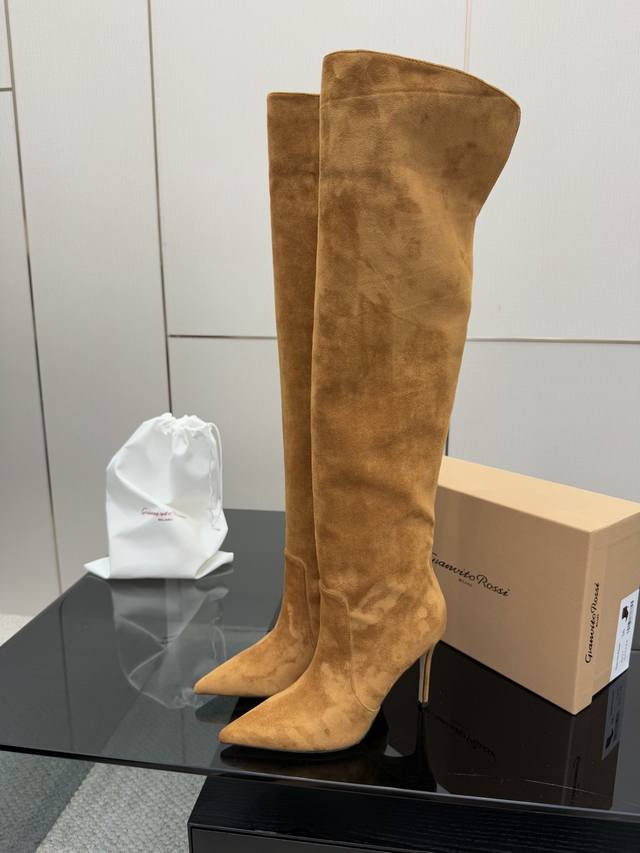 Gianvito Rossi褶皱高跟长靴，米色羊猄绒皮面料，尖头设计显腿长，褶皱靴筒修饰小腿曲线。全新带盒，跟高约9.5Cm，内里羊皮，意大利真皮大底，舒适好走