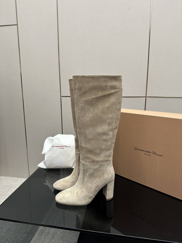 Gianvito Rossi高跟长靴，羊猄绒皮面料，圆头设计显腿长，褶皱靴筒修饰小腿曲线。全新带盒，跟高约10Cm，内里羊皮，意大利真皮大底，舒适好走。 全新3