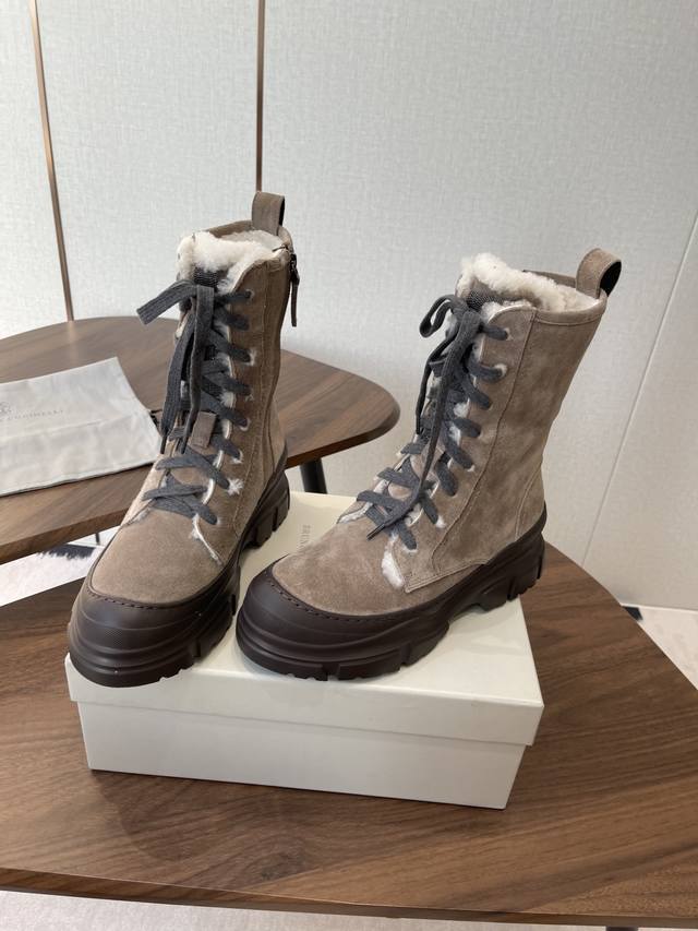 Bc 2025Ss秋冬新品 毛线筒短靴 Brunellocucinelli 源自乐福鞋的经典灵感定义了这款新胶底鞋的现代优雅风格。 珍贵的进口小牛京皮上展现着别