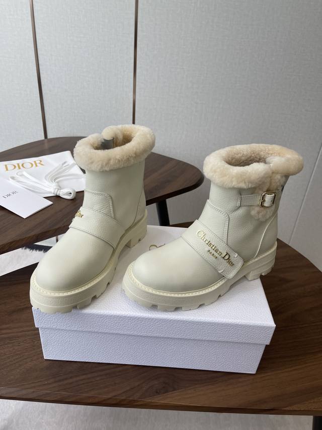 Dior 迪奥秋冬新款D-Town系列朋克风粗跟女靴 明星同款Cd字母Logo五金扣机车及膝长靴 高跟方头一脚蹬骑士高筒靴 材质：鞋面进口全粒面小牛皮+羊毛内里