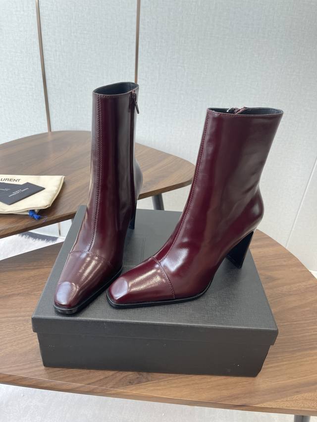 高靴 短靴 Saint Laurent 圣罗兰 25Ss秋冬新款 侧拉链 高跟 高靴 整个鞋非常的简约大气 小方头更加的精致时髦 可以看到我们靴子侧面是按照人体