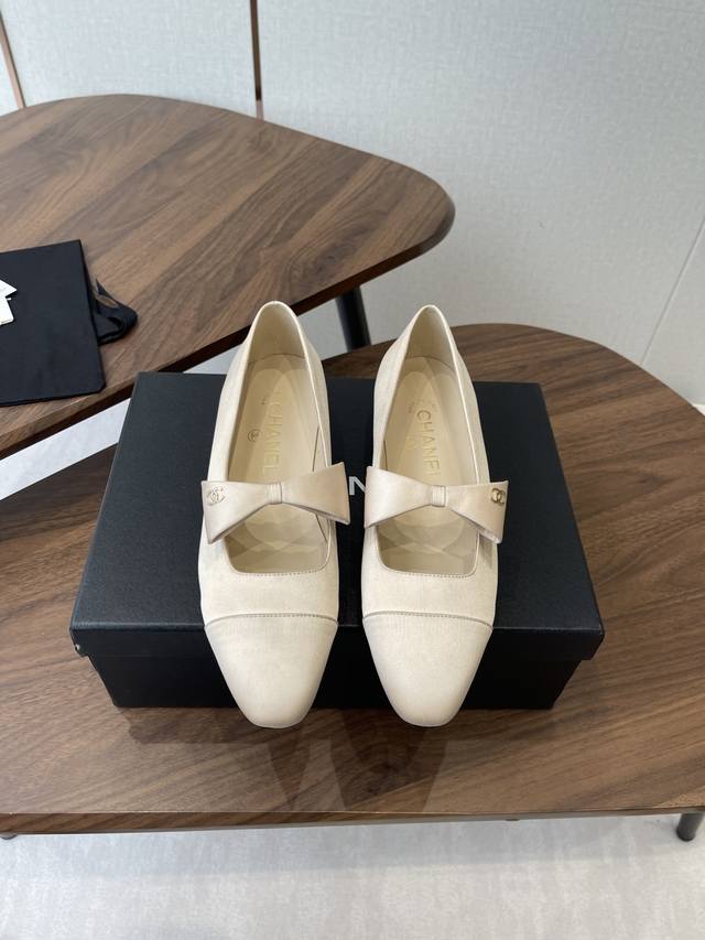 Chanel小香 25Ss 春夏 Logo点缀，宛如女神脖子上的项链，上脚包裹性非常好，上脚跟显瘦，真的是超级精致！ 复古的玛丽珍太对味了，个人最喜欢好经典的搭