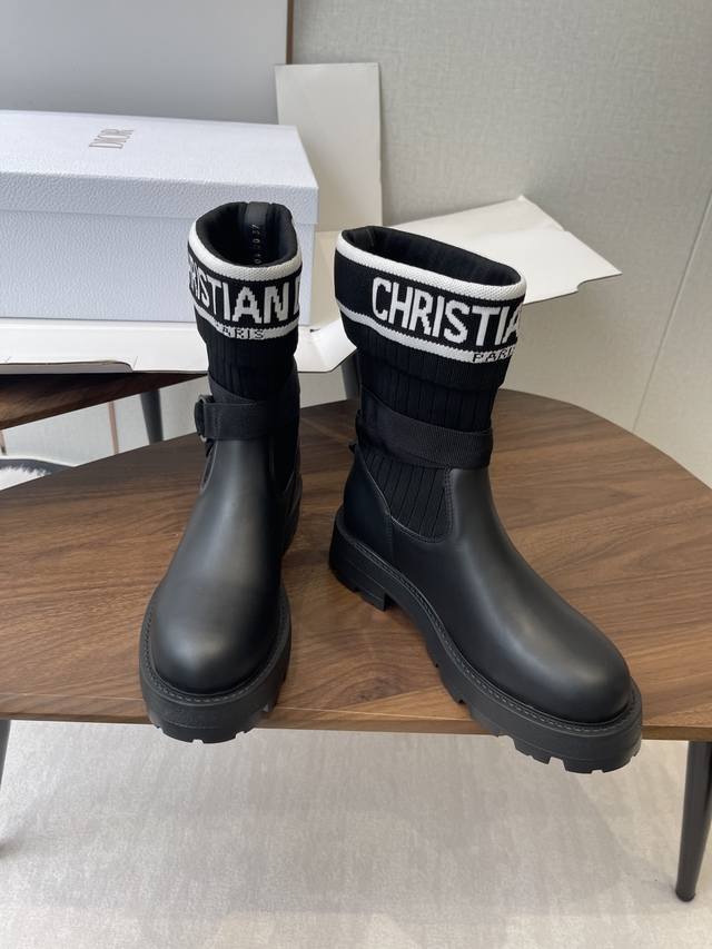 莞产 下单备注 官网同步盒包装 Dior 迪奥 Cd 2025秋冬 长靴 Dior 迪奥 Cd2025秋冬最新色高定海报款D-Major电绣拼色字母Logo 圆