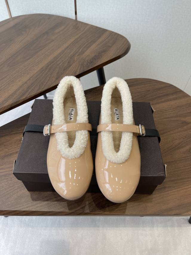 Alaia 阿莱亚秋冬走秀款平底玛丽珍 羊毛单鞋 章小蕙同款 甜酷仙女风 人气超高的一款毛里平底鞋，浪漫又迷人 舒适百搭配上不同款式，不同风格都能轻松驾驭，无论