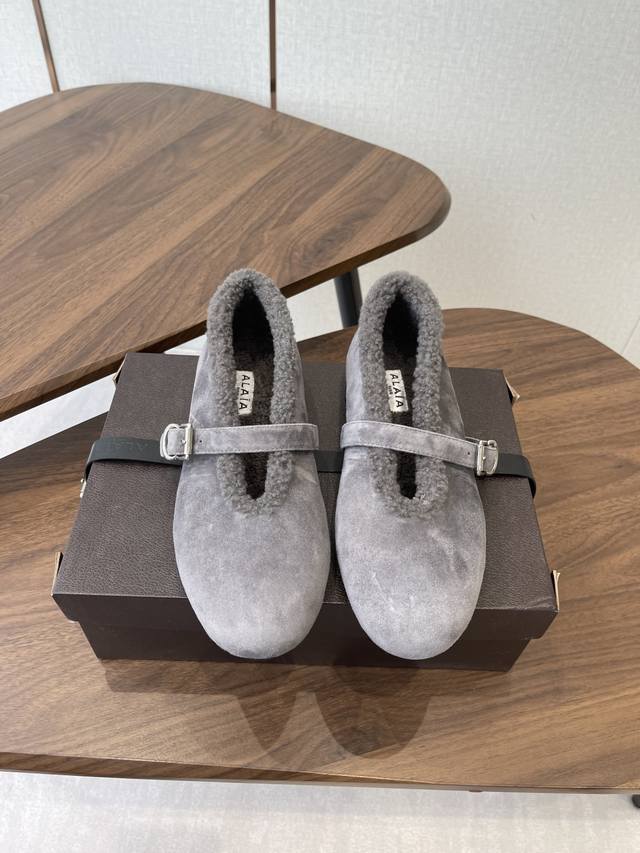 Alaia 阿莱亚秋冬走秀款平底玛丽珍 单鞋 章小蕙同款 甜酷仙女风 人气超高的一款毛里平底鞋，浪漫又迷人 舒适百搭配上不同款式，不同风格都能轻松驾驭，无论牛仔