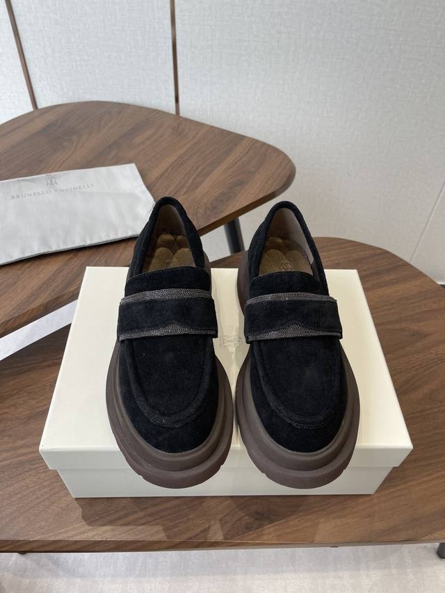 Brunellocucinelli 2025Vs秋冬季乐福系列 Brunellocucinelli 原版定制 穿着它轻盈舒适，即使通勤穿，也丝毫不怯场。鞋子虽然