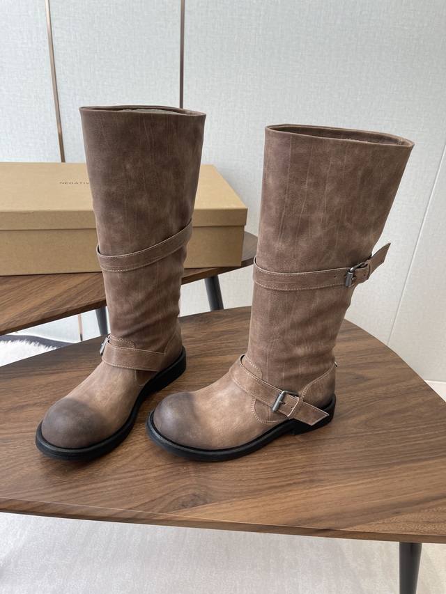 Negativethree 韩国设计师品牌 小众 机车靴 骑士靴 原版1比1复制 韩国各大网红 明星都在穿的 一款小众韩国品牌 关键是这个狠狠的戳到了我 面料：