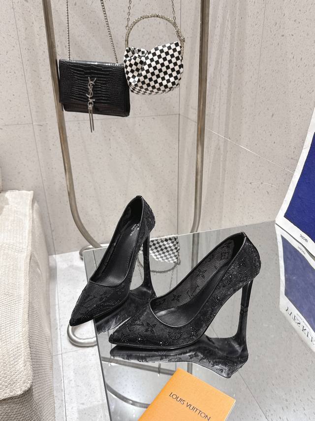 Lv网纱钻单鞋 Loui&Vuitto2025新款 顶级版本 本款 Gala 高跟鞋为网格鞋身刺绣璀璨莱茵石 Monogram 图案，成就适宜夜间出行的雅致之选