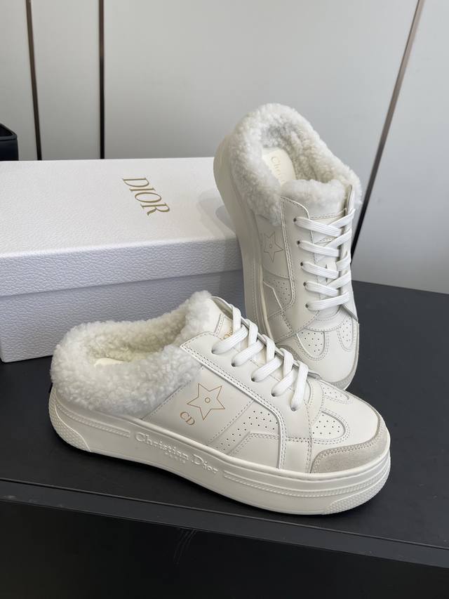 Dior 迪奥 秋冬新款 毛毛拖鞋半拖 经典高级优雅温柔随心所欲 上脚超级无敌好看舒服 彰显气质 面料进口羊卷毛 柔软舒适 内里羊毛 鞋底原版大底 码数：35-