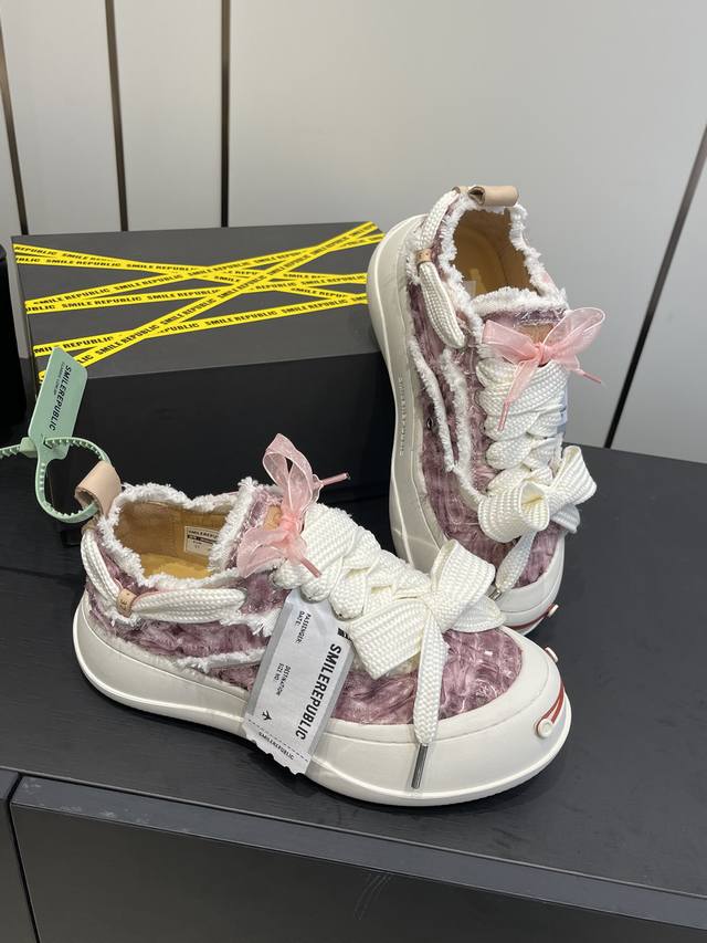 女款 Smilerepublic 开口笑 帆布鞋 一款热度非常高的帆布鞋 最近各路明星网红纷纷上脚 太多综艺节目嘉宾穿Sr抢镜 美学理念初春充满艺术感的搭配 让