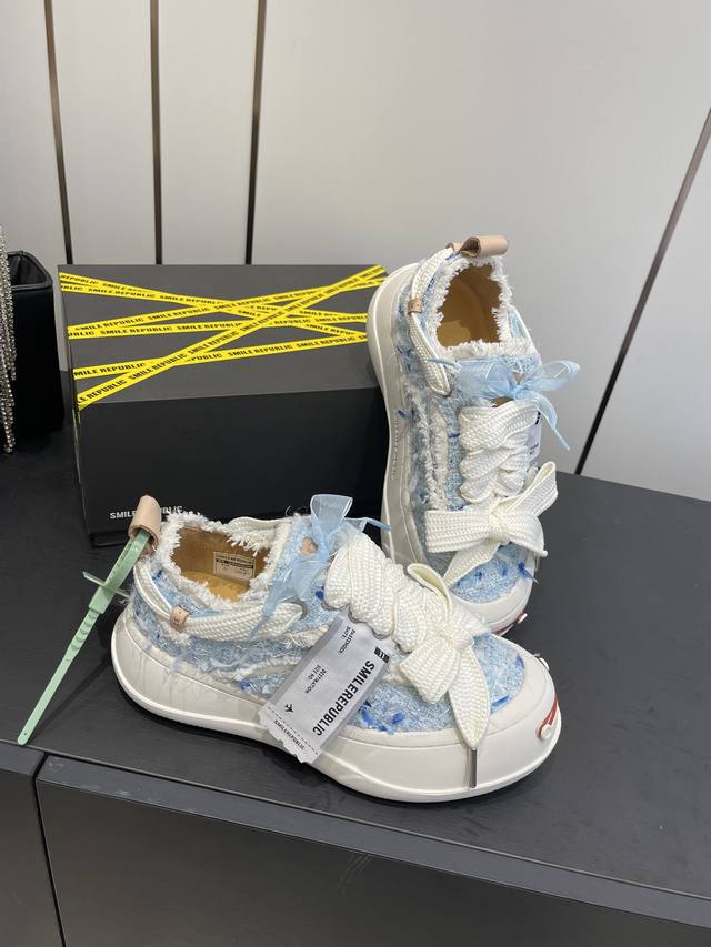 情侣款 Smilerepublic 开口笑 帆布鞋 一款热度非常高的帆布鞋 最近各路明星网红纷纷上脚 太多综艺节目嘉宾穿Sr抢镜 美学理念初春充满艺术感的搭配