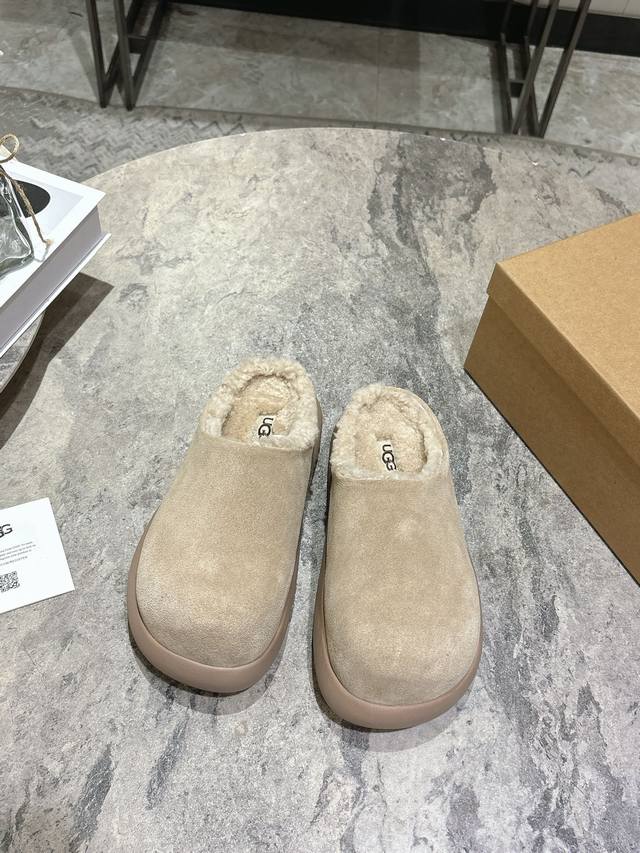 Ugg秋冬新款穆勒厚底半拖鞋 还没到冬天就已经被它拿捏了！温温柔柔而且还很慵懒 看起来太可爱了 包裹感十足 脚感也很舒服 反绒牛皮鞋面 羊羔毛内里 成型耐磨底