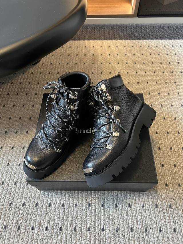 顶级品质 Alexander Wan*登山风系带短靴 融合户外登山靴的功能性与时尚品牌的先锋设计，以粗狂系带系统为核心亮点，搭配金属鞋头装饰与厚底廓形，兼具街头