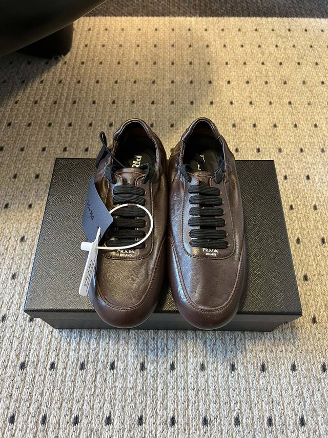 顶级品质 prad*25Ss 皮质薄底运动休闲鞋 采用优质皮革打造，表面呈现细腻质感，部分鞋型带有轻微做旧或压纹设计，既显高级又具复古韵味。鞋型偏修长，线条流畅