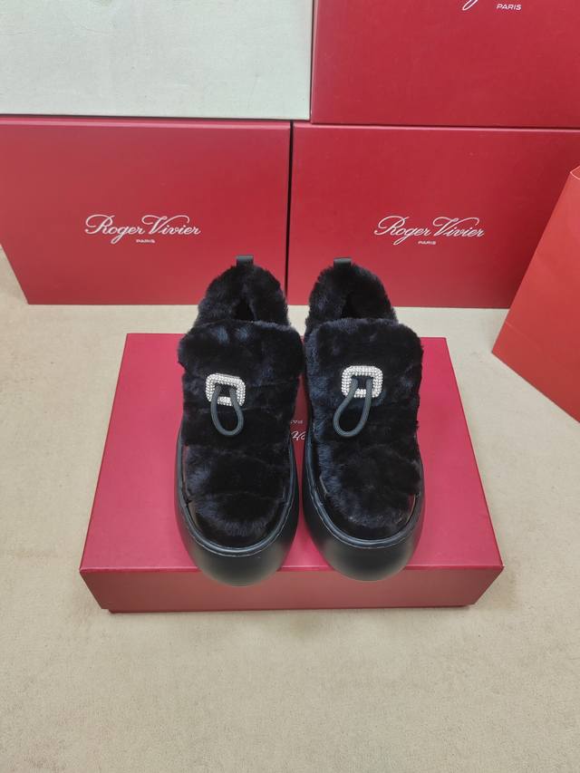 专柜新款钻扣小白鞋毛毛鞋上新 鞋面：原版定制羊毛配原版开模K9钻饰 内里：真羊毛里 大底：原版开模定制Ip发泡防滑大底 跟高：5Cm 鞋码: 35-39 34.