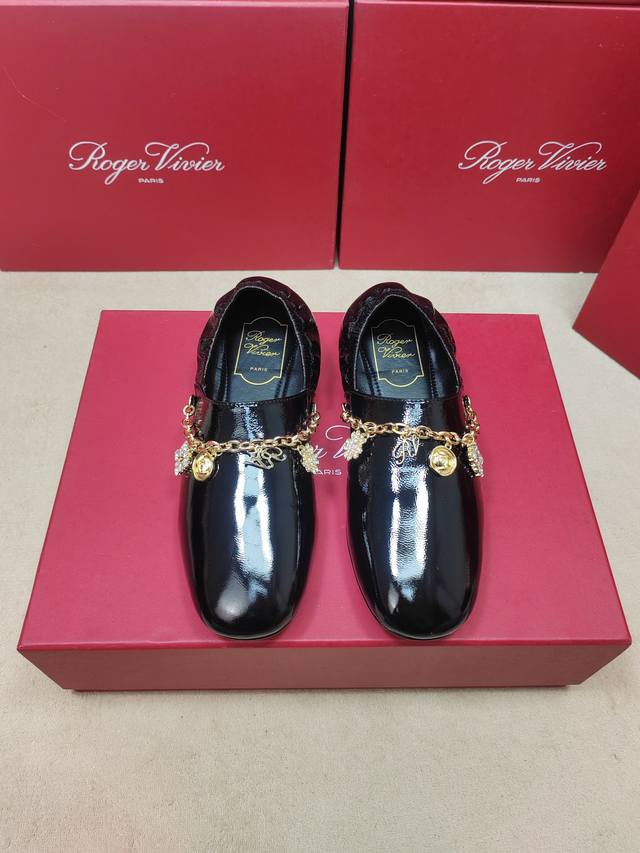 225专柜新款Viv Run系列钻链跳舞鞋顶级上新 ★★★★★ 认准代购级别顶货！台资工厂p出品！气质高级的一款高钻链跳舞单鞋，不仅轻便舒适，松糕底增长大长腿上