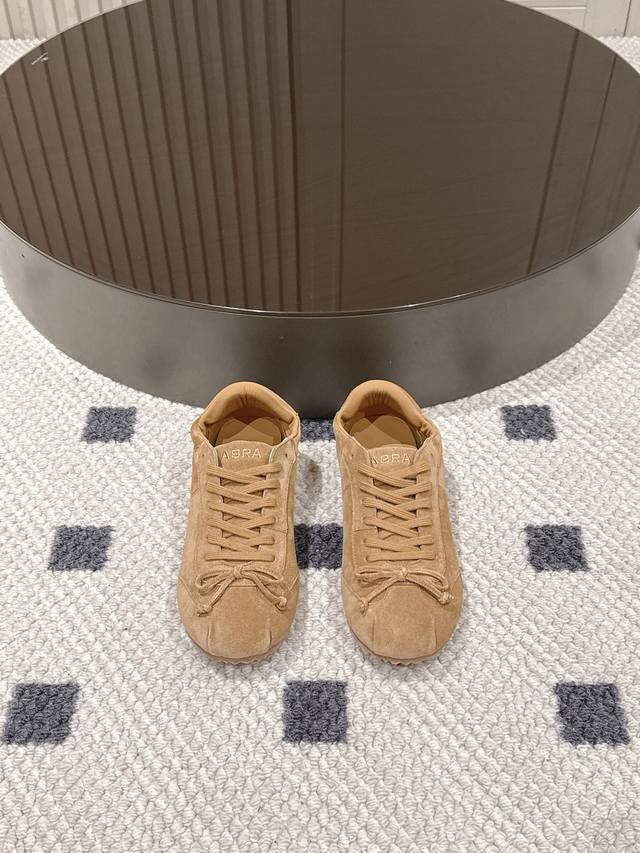 皮里 。毛里 。码数35-40。41定做。 2025爆款Abra芭蕾舞羊毛德训鞋强势上新啦！ 这双鞋简直是时尚与舒适的天作之合~将芭蕾舞鞋的优雅、德训鞋的随性，