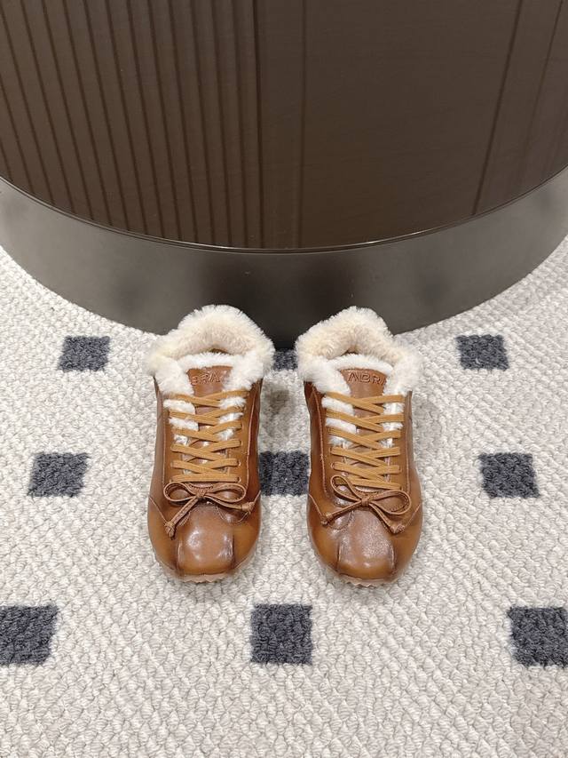 棕色油蜡皮，皮里 ，毛里 。码数35-40。41定做。 2025爆款Abra芭蕾舞羊毛德训鞋强势上新啦！ 这双鞋简直是时尚与舒适的天作之合~将芭蕾舞鞋的优雅、德