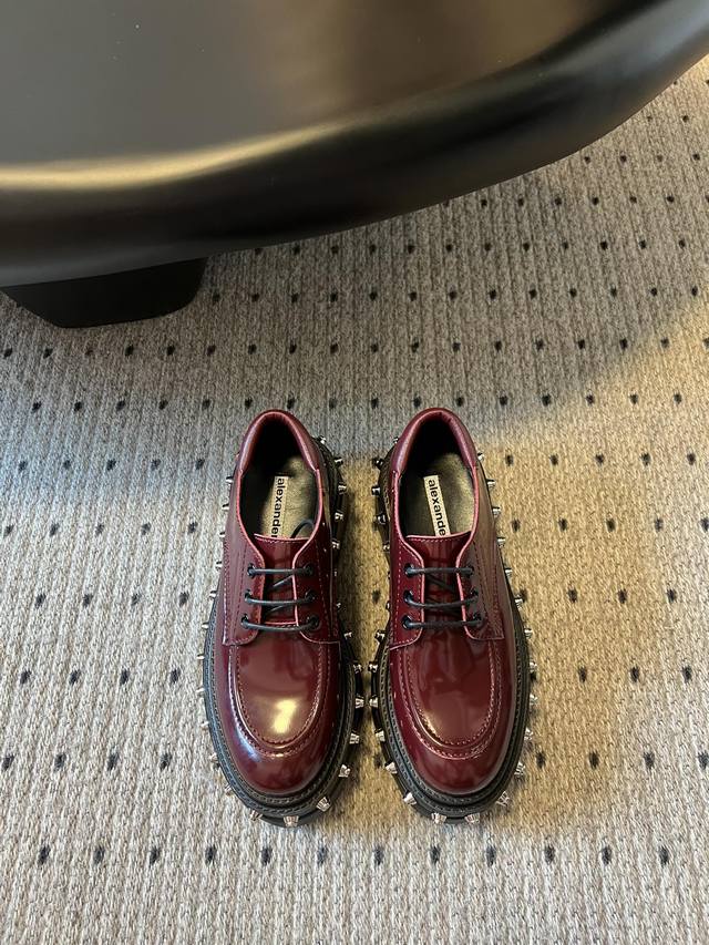 Alexande* Wang 亚历山大王 24秋冬最新款 Carter 厚底铆钉乐福鞋 辣妺标配海莉同款亚历山大王厚底鞋绝对是腿精必备神器，低调百搭的黑色 进口