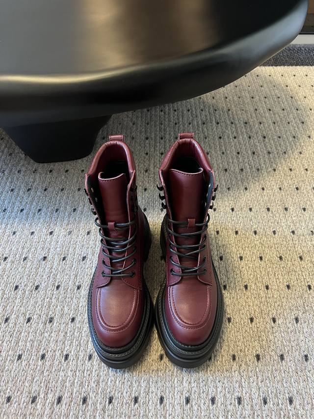 Alexande* Wang 亚历山大王 24秋冬最新款 Carter 厚底乐福鞋 厚底靴 辣妺标配海莉同款亚历山大王厚底鞋绝对是腿精必备神器，低调百搭的黑色