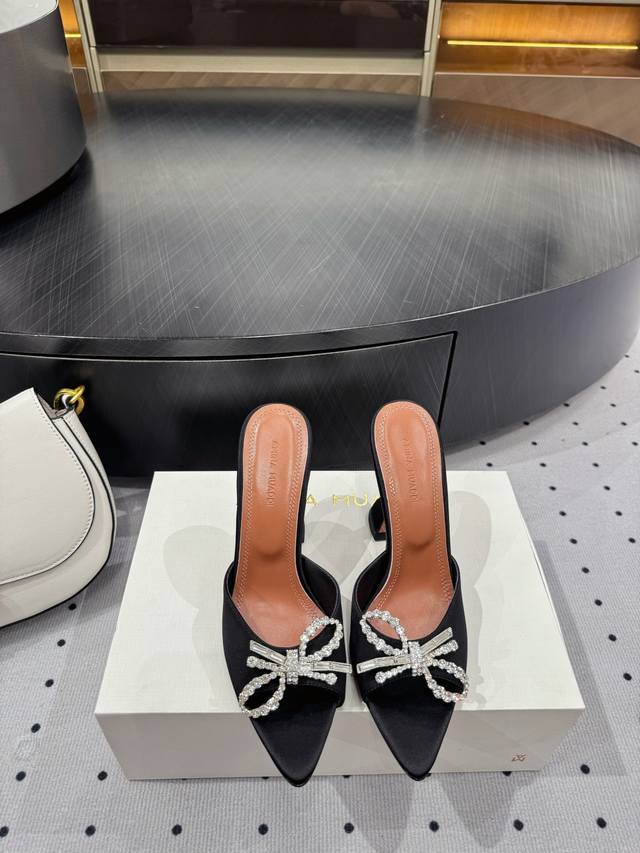 走秀时尚款， ★面料 真丝 内里 羊皮 鞋底 牛皮大底 原版注塑 优雅风格 创造不一样的感觉 跟高 9.5 Cm 专柜包装 简约气质款式！ Show Bdeta