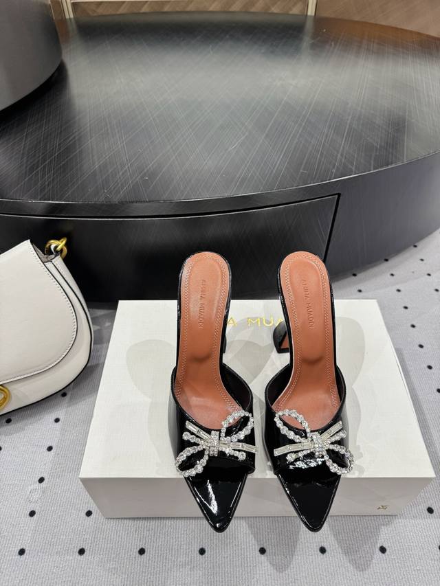 走秀时尚款， ★面料 漆皮 内里 羊皮 鞋底 牛皮大底 原版注塑 优雅风格 创造不一样的感觉 跟高 9.5 Cm 专柜包装 简约气质款式！ Show Bdeta