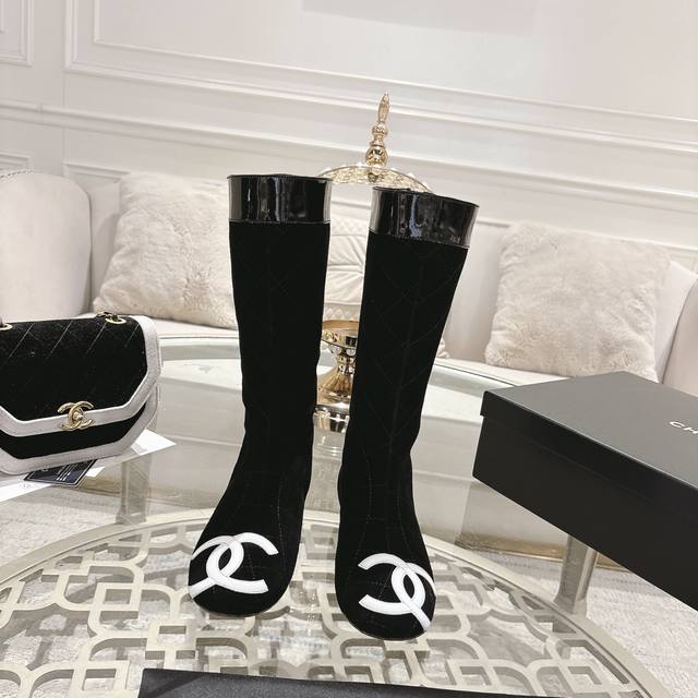 Chane*｜小香25A新品尖头双C拼色坡跟长靴 当经典的双C标志与先锋的拼色设计激情碰撞 为2025的时尚版图添上浓墨重彩的一笔 瞬间成为街头巷尾时髦精们的出